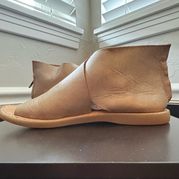 Born Iwa criss-cross Gold Sandal size 7 - Picture 2 of 7